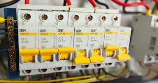 Монтаж УЗО - установка по доступной цене от 364 руб в Великом Устюге от ЭлектроВлс